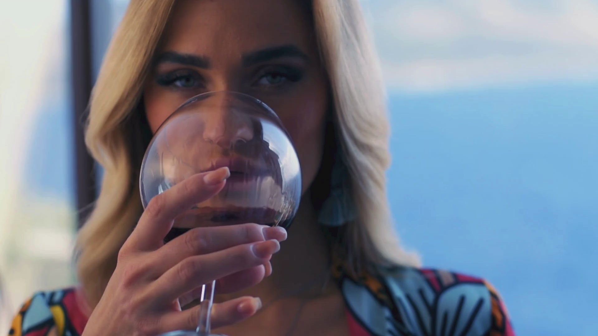 Load video: Solo Cru WIne Emotions Premium red wine